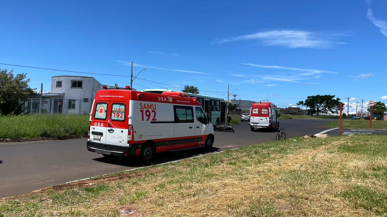 Foto 4 de 4 — Acidente entre moto e ônibus deixa motociclista ferida no bairro do Serra Azul em Araraquara